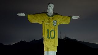 قميص اللاعب الشهير الذي يحمل رقم 10 مع المنتخب البرازيلي على تمثال المسيح الشهير في ريو دي جانيرو