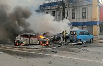 Feuerwehrleute löschen brennende Autos nach einem Beschuss in Belgorod, 30. Dezember 2023