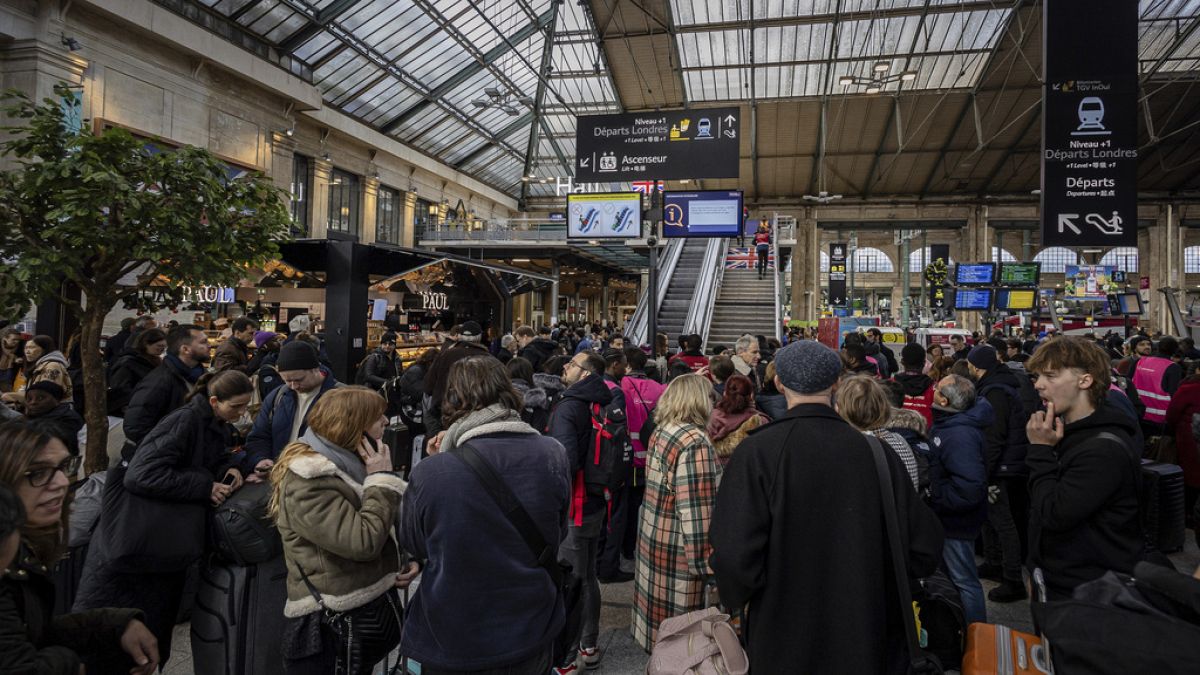 Wartende Eurostar-Passagiere in der Halle des Gare du Nord in Paris, 30. Dezember 2023