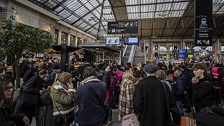 Скопление пассажиров на Северном вокзале Парижа из-за отмены рейсов поездов Eurostar
