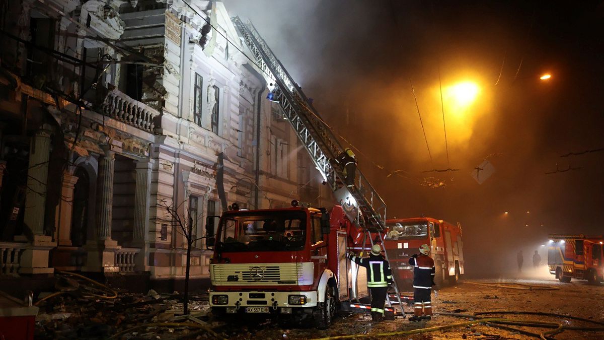 Incendie après l'attaque de missiles russes sur Kharkiv, en Ukraine, le dimanche 31 décembre 2023.