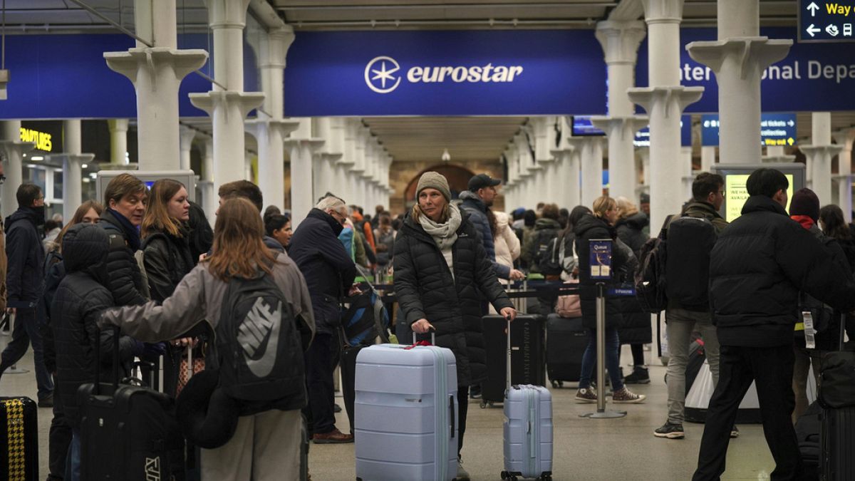 Услугите на Eurostar се възобновяват след хаоса при пътуване