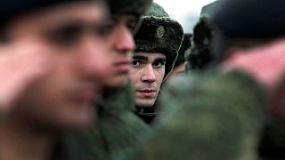 ΑΡΧΕΙΟ - Σε αυτή τη φωτογραφία αρχείου της Δευτέρας 17 Νοεμβρίου 2014, στρατεύσιμοι στέκονται σε γραφείο στρατιωτικής επιστράτευσης στο Γκρόζνι, πρωτεύουσα της επαρχίας της Τσετσενίας.