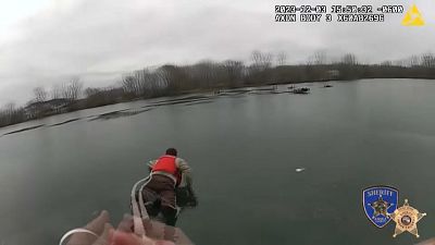 عملية إنقاذ لرجلين سقطا في بحيرة متجمدة بمينيسوتا