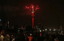 Nova Zelândia entrou em 2024 com lasers e fogos de artifício sobre a Sky Tower