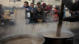 نازحون فلسطينيون يصطفون للحصول على وجبة في رفح، 21 كانون الأول / ديسمبر 2023.