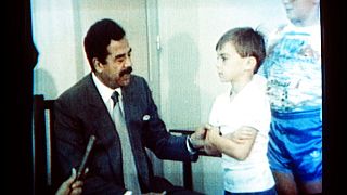 صدام حسین، رئیس‌جمهوری عراق در تابستان سال ۱۹۹۰ چند روز پس از حمله به کویت