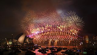 Feuerwerk über Sydneys Harbour Bridge