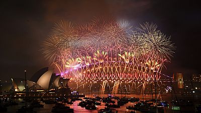 Feuerwerk über Sydneys Harbour Bridge