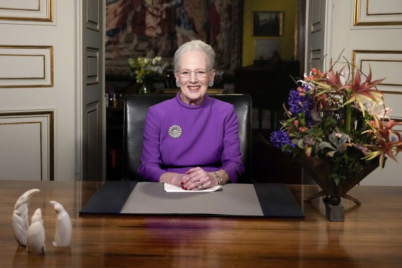 Lemondásakor a becenevét szimbolizáló százszorszép-brosst viselt a királynő