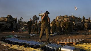 Soldato israeliano in un'area al confine con Gaza