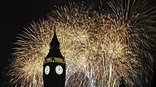 Fuochi d'artificio illuminano il cielo sopra al Big Ben e al London Eye, nel centro di Londra durante i festeggiamenti per il nuovo anno,1 gennaio 2024
