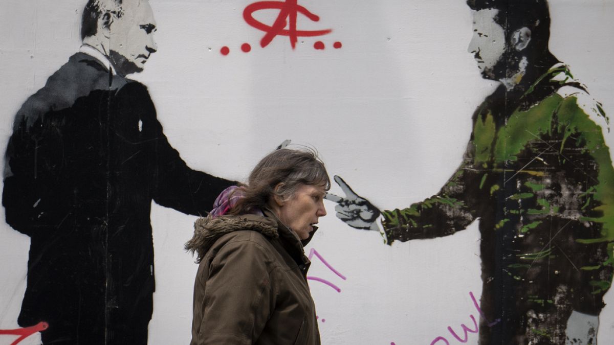 Graffiti Londonban, amely Putyint és Zelenszkijt ábrázolja