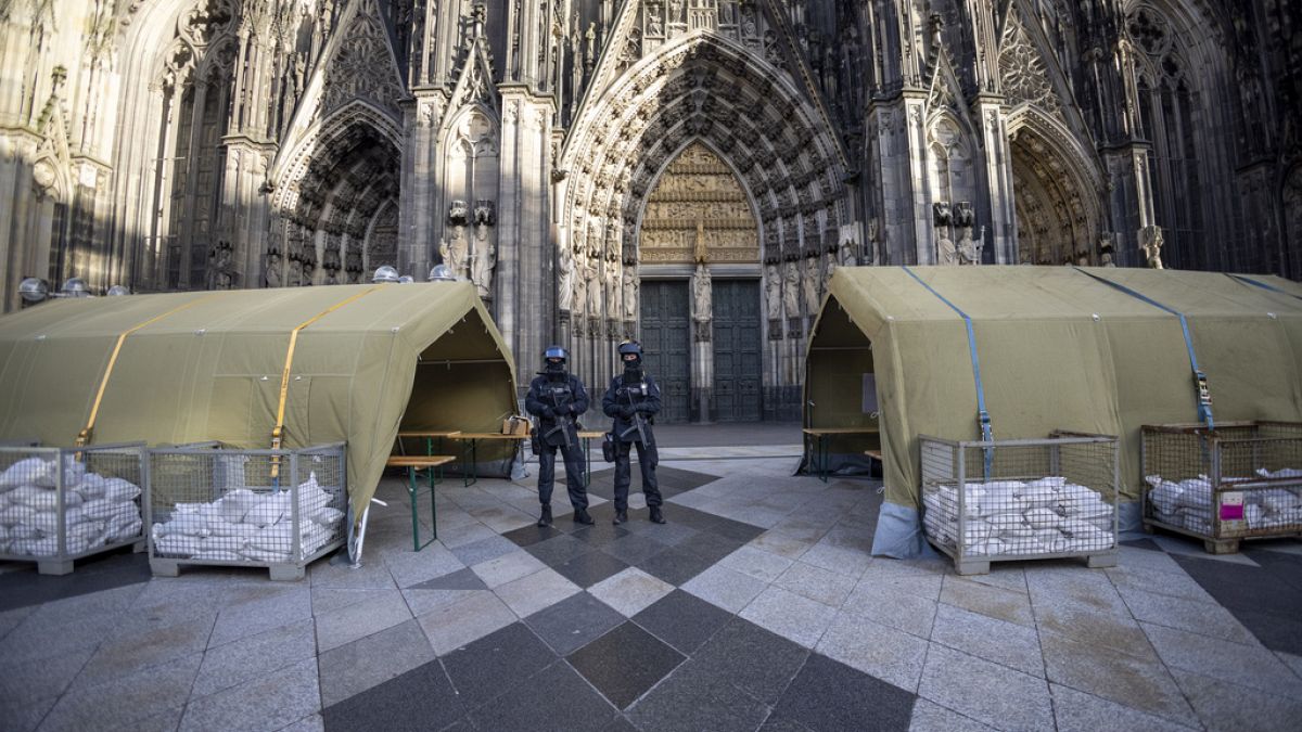 Der Haupteingang zum Kölner Dom war zu Silvester schwer bewacht