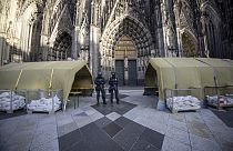 Antes de la misa en la catedral de Colonia, la catedral está fuertemente custodiada por policías con ametralladoras, el domingo 31 de diciembre de 2023.