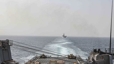 Σε αυτήν την εικόνα που παρέχεται από το Ναυτικό των ΗΠΑ, το USS Carter Hall και το USS Bataan διέρχονται από το στενό Bab al-Mandeb, 9 Αυγούστου 2023.