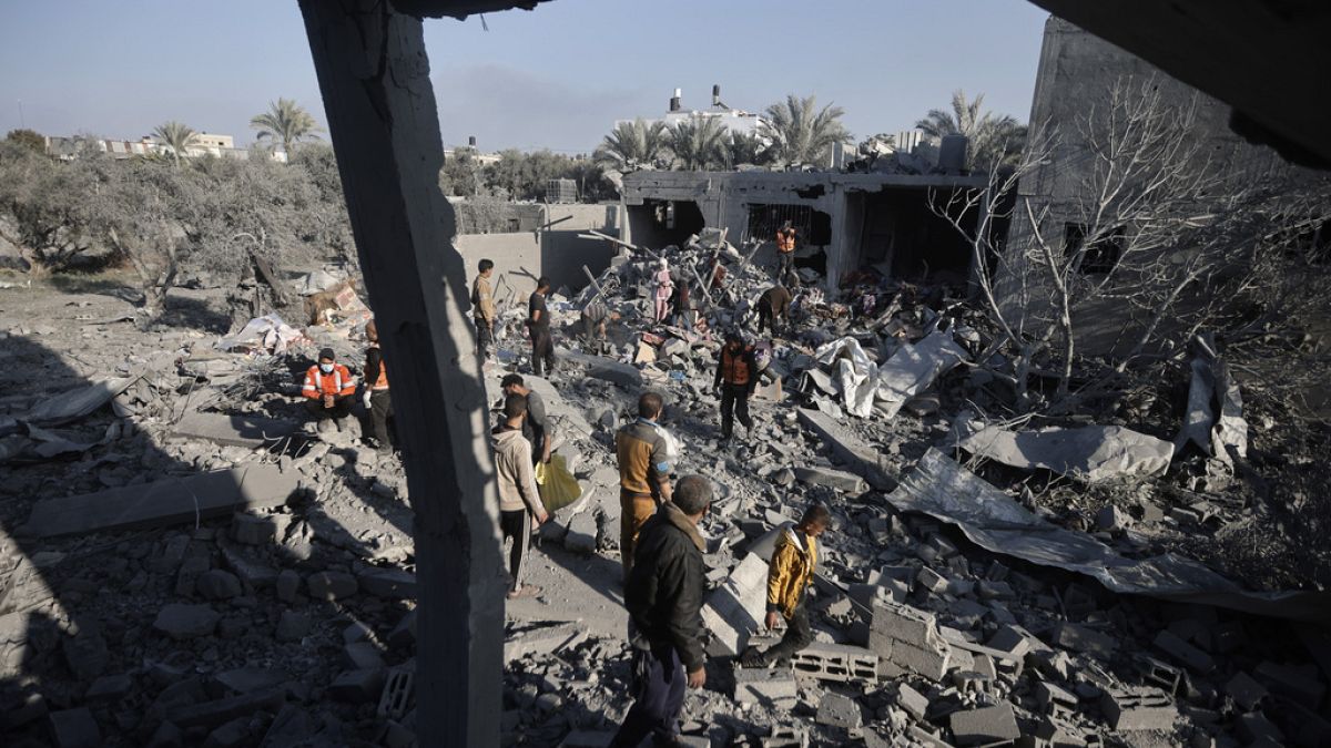 Palästinenser inspizieren nach israelischen Luftangriffen auf Chan Jounis Schäden an einem Haus, 31. Dezember 2023.