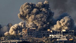 دخان يتصاعد فوق غزة بعد قصف إسرائيلي 