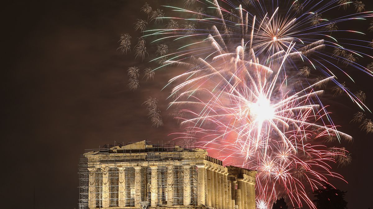 Πυροτεχνήματα εκρήγνυνται πάνω από την Ακρόπολη κατά τη διάρκεια εκδηλώσεων για τον εορτασμό της Πρωτοχρονιάς