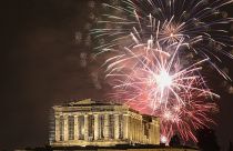 Πυροτεχνήματα εκρήγνυνται πάνω από την Ακρόπολη κατά τη διάρκεια εκδηλώσεων για τον εορτασμό της Πρωτοχρονιάς