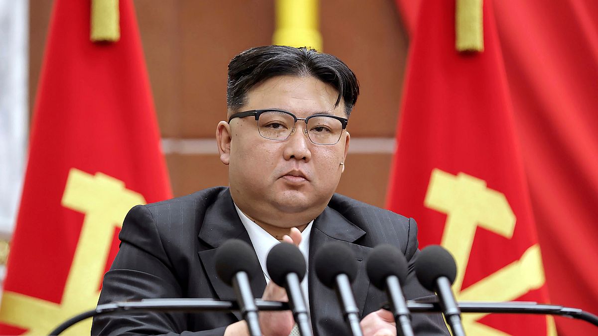 Севернокорейският лидер Ким Чен Ун каза, че армията му трябва
