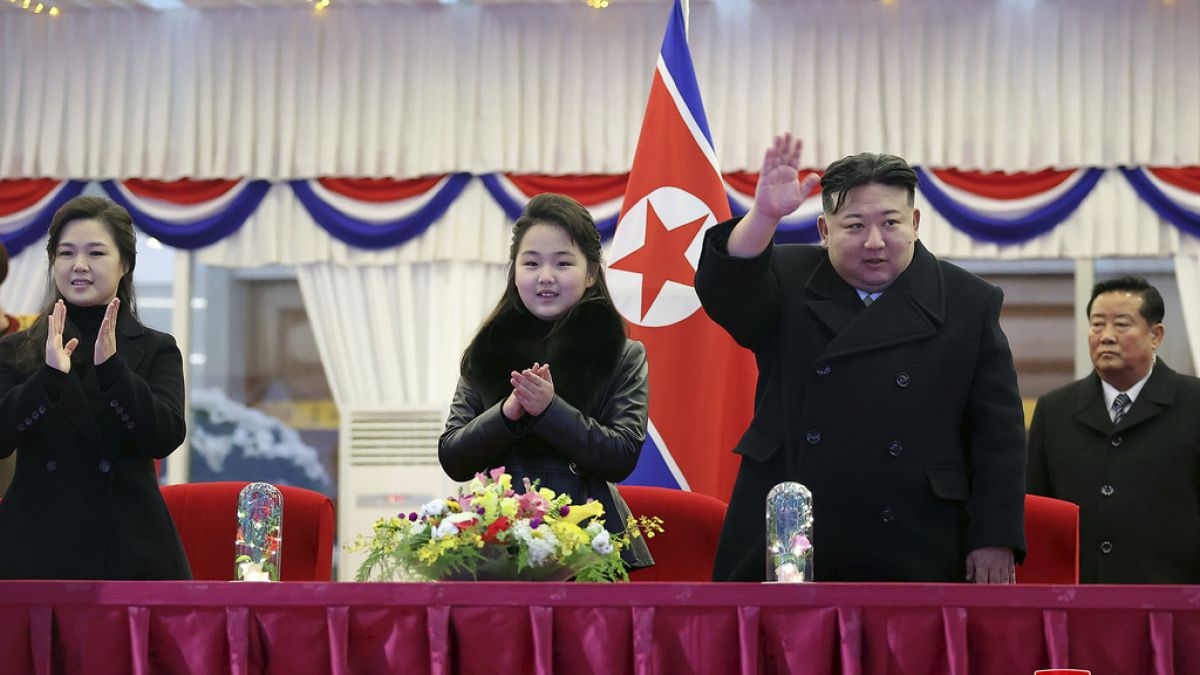 En esta foto proporcionada por el Gobierno de Corea del Norte, Kim Jong-un asiste a la celebración del Año Nuevo en Pyongyang, Corea del Norte, el 31 de diciembre de 2023.