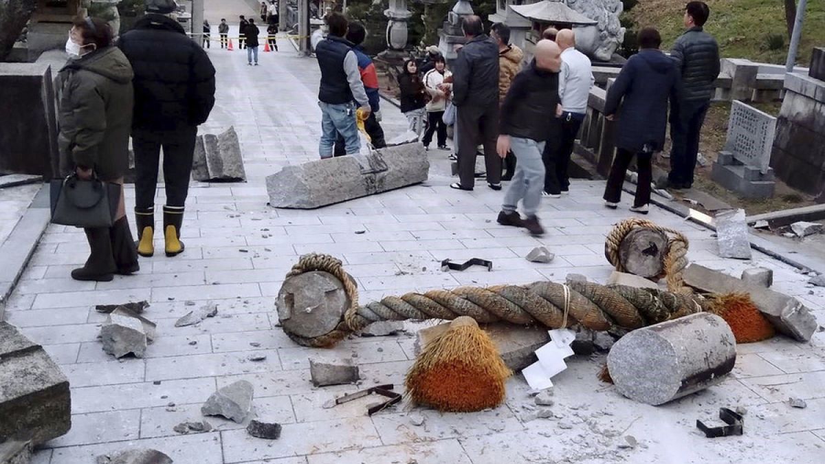 Japonya deprem sonrası en yüksek tsunami uyarısını düşürdü