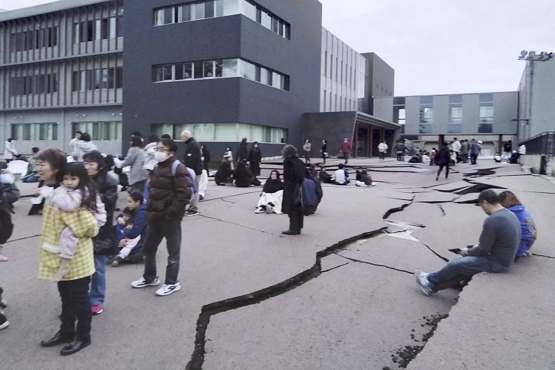 Japonya'da meydana gelen 7.6 büyüklüğündeki depremde bazı yolların yarıldığı görüldü