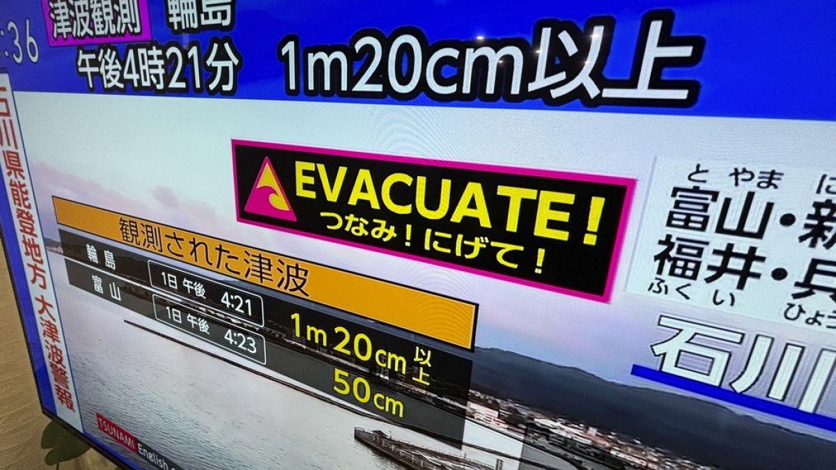Tsunami-Warnung auf einem Bildschirm in Yokohama nahe Tokio am 1.1.24