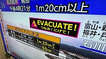 Una advertencia de tsunami se muestra en la televisión en Yokohama, cerca de Tokio, el lunes 1 de enero de 2024.