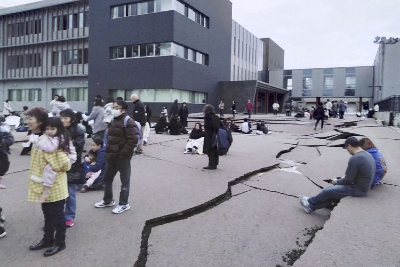 Ρήγματα στο έδαφος στην πόλη Wajima στην περιφέρεια Ισικάουα μετά τον ισχυρό σεισμό στην Ιαπωνία