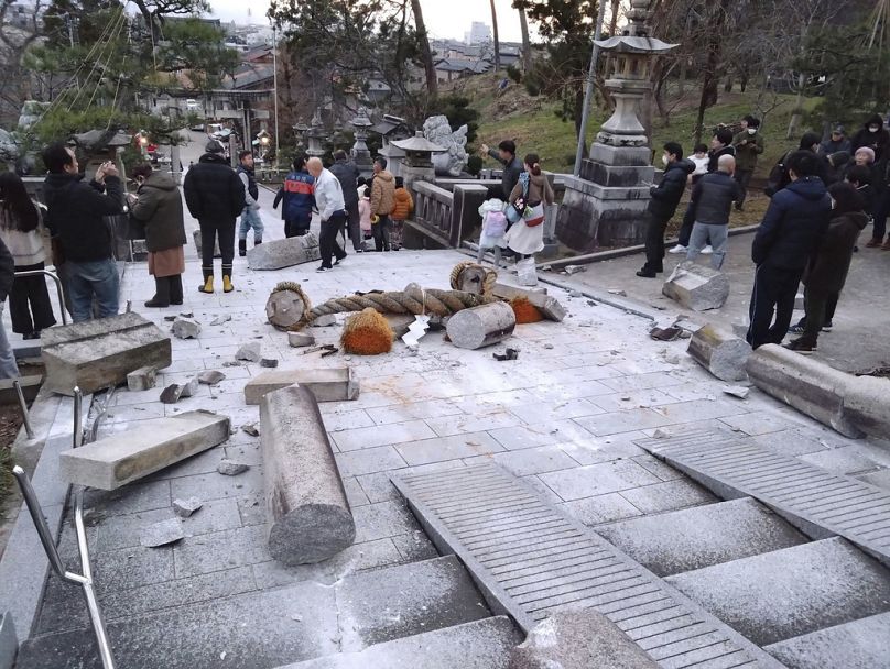 2024 تضررت بوابة توري بعد زلزال وقع في ضريح بكانازاوا - اليابان 1 يناير