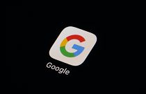 FILE - L'icona dell'app Google è visibile su uno smartphone.