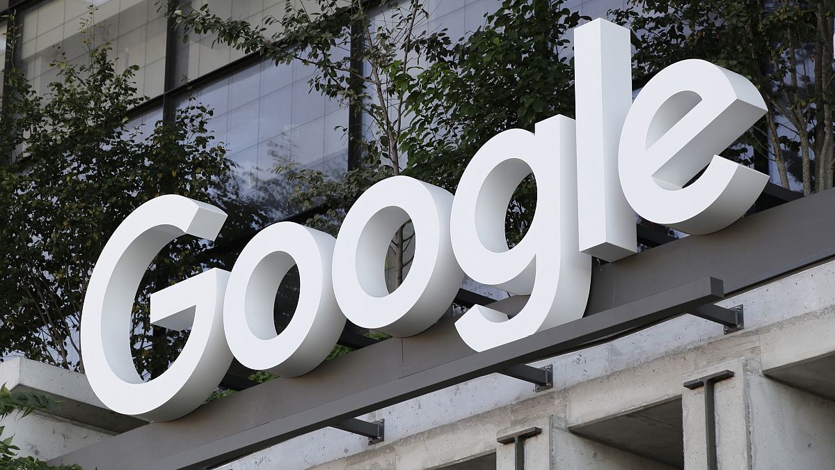 شعار غوغل عند مدخل الشركة في نيويورك. 2023/09/06