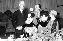 Walt Disney (középen) korai figuráival együtt egy díjátadón 1933-ban
