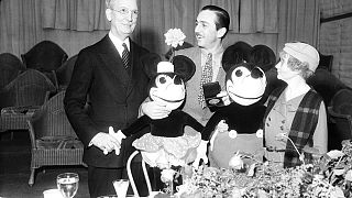 Walt Disney (középen) korai figuráival együtt egy díjátadón 1933-ban