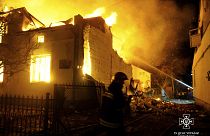 رجال الإطفاء في موقع مبنى محترق بعد هجوم بمسيرة روسية في دوبلياني، منطقة لفيف، أوكرانيا. 2024/01/01