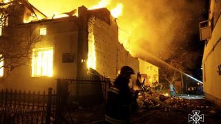 رجال الإطفاء في موقع مبنى محترق بعد هجوم بمسيرة روسية في دوبلياني، منطقة لفيف، أوكرانيا. 2024/01/01