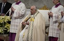 El Papa Francisco preside una misa con motivo de la 57ª Jornada Mundial de la Paz en la Basílica de San Pedro en el Vaticano, el lunes 1 de enero de 2024.