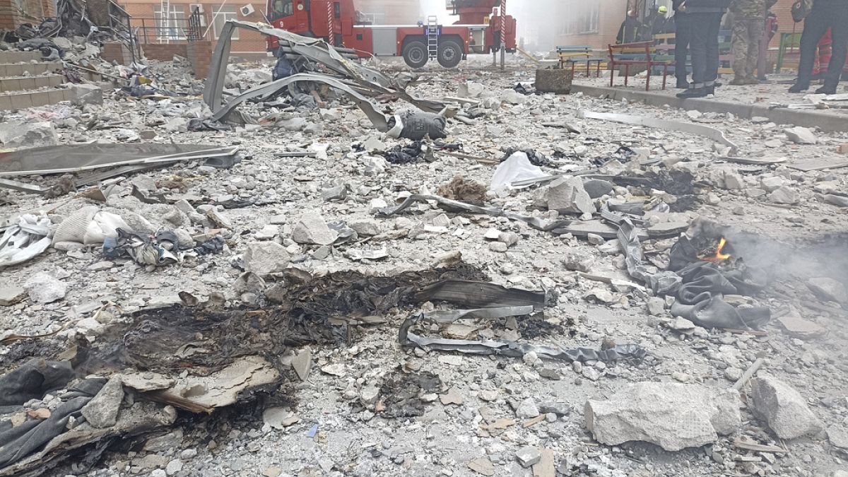 Обломки разрушенного в результате удара ВС РФ здания в Одессе. 29 декабря 2023 г.