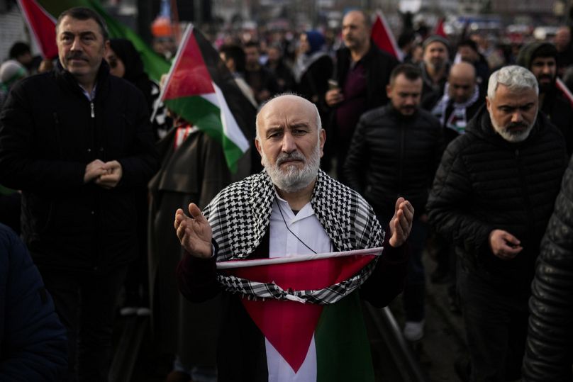 Διαδηλωτής προσεύχεται υπέρ των Παλαιστινίων