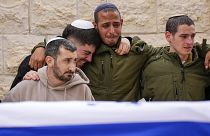 أصدقاء الجندي لافي غاسي خلال جنازته في موديعين، إسرائيل، يوم الخميس، 21 ديسمبر 2023.
