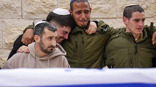 أصدقاء الجندي لافي غاسي خلال جنازته في موديعين، إسرائيل، يوم الخميس، 21 ديسمبر 2023.