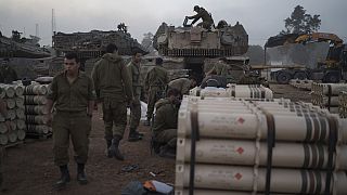 Soldados israelitas da unidade de artilharia armazenam mísseis junto à fronteira com Gaza no sul de Israel