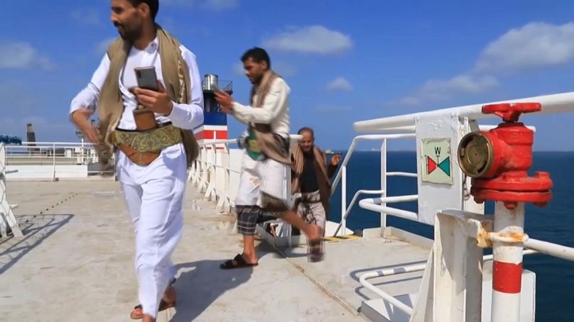 اليمنيون على متن السفينة غالاكسي ليدر