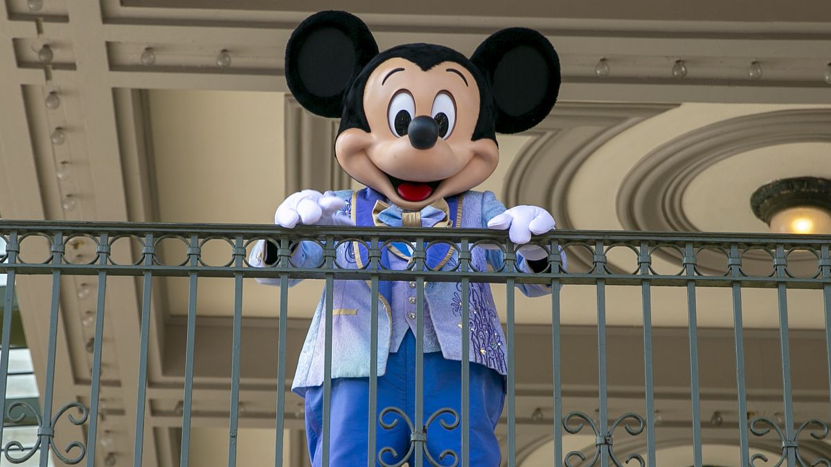 Актер в костюме Микки Мауса в парке развлечений Magic Kingdom Park во Флориде, США. 18 апреля 2022