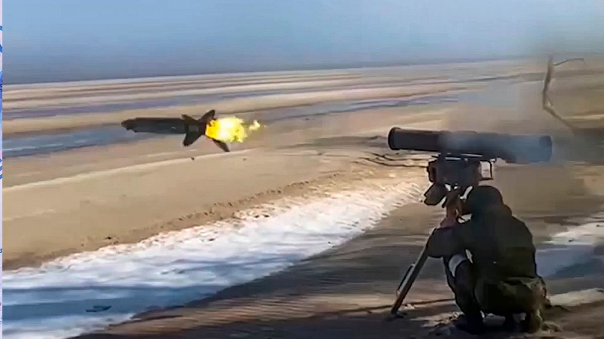 شلیک موشک ضد تانک از سوی سرباز ارتش روسیه به سوی مواضع اوکراین