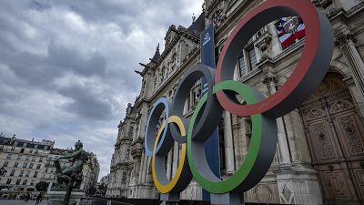 Il simbolo dei Giochi olimpici davanti al Municipio di Parigi 