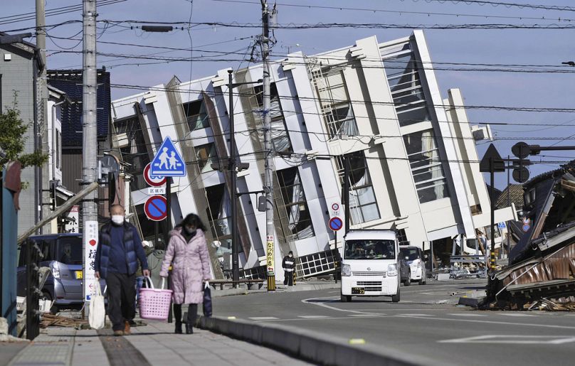 Japonya'nın Ishikawa vilayetine bağlı Wajima'da meydana gelen deprem nedeniyle yıkılan bir bina