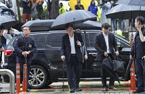 El líder de la oposición de Corea del Sur camina en el centro de la imagen
